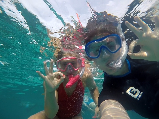 Our BE Offices volunteers snorkelling in Belize 