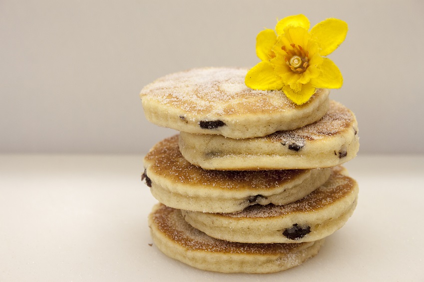 picture of welsh cakes with daffodil